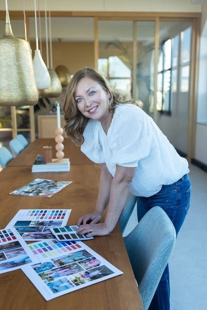 Eigenaar Senang sSylingcoaching staand bij een tafel 